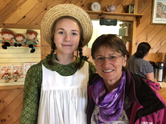 „Anne“ mit ihrer deutschen Übersetzerin (im Green Gables-Museum auf Prince Edward Island, Kanada)